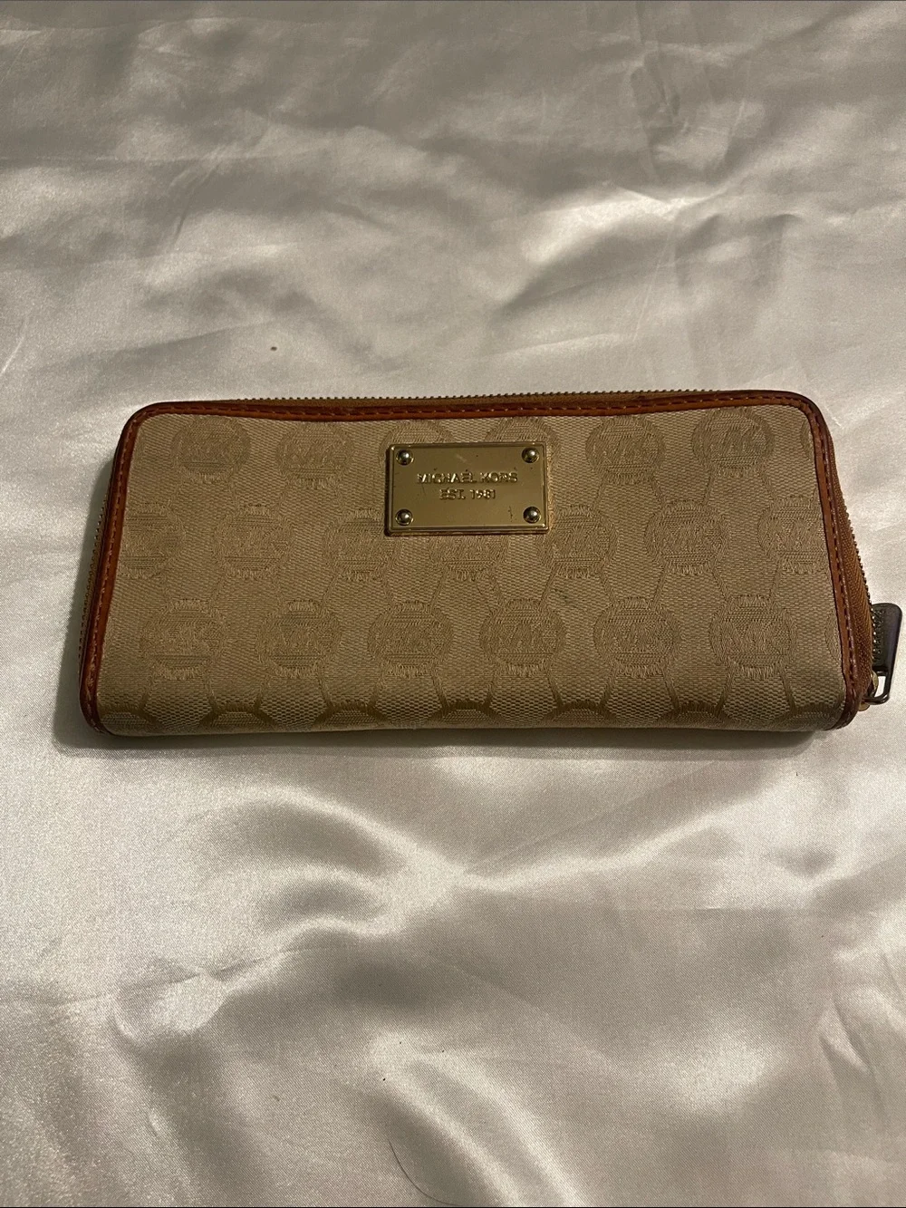 Michael Kors Tan Beige Signature Zip Wallet with Gold Plaque - Picture 1 of 9